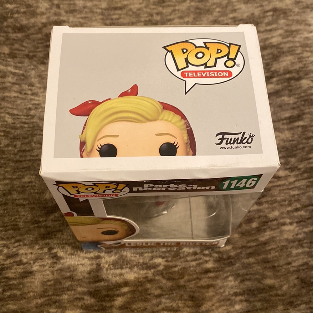 Funko POP Television Parks and Recreation Leslie The Riveter - Picture 7 of 8